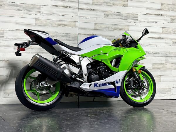 2024 Kawasaki Ninja ZX-6R 40TH ANNIVERSARY - Image 2