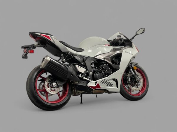 2024 Kawasaki Ninja ZX-6R - Image 3