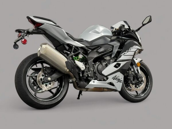 2025 Kawasaki Ninja ZX-4RR - Image 3