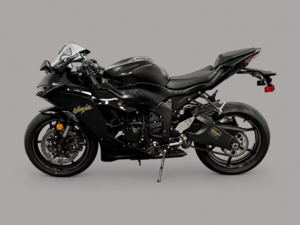 2024 Kawasaki Ninja ZX-6R - Image 2