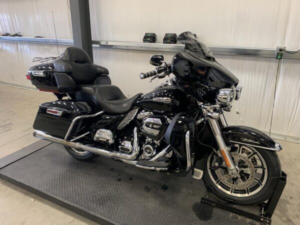2019 Harley-Davidson® FLHTCU - Electra Glide® Ultra Classic® - Image 2